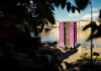 glo dialog: Obří světelný objekt na pražské náplavce