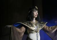 Návrhy historických kostýmů mají striktní pravidla, říká Roman Šolc, výtvarník muzikálu Kleopatra