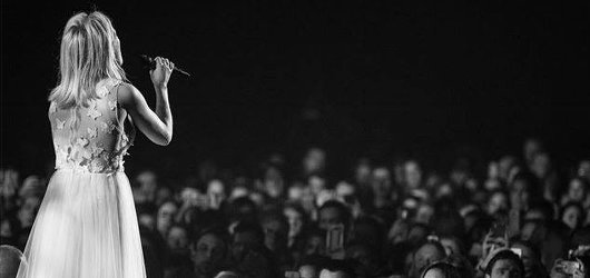 Ellie Goulding přivezla do Prahy téměř dvouhodinovou popovou smršť 