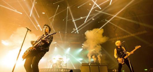 Oslava života v punk-rockovém. Famózní cirkus Green Day dorazil do Prahy.