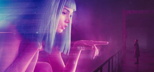 Blade Runner 2049 ctí legendu z 80. let a navazuje jak příběhem, tak atmosférou