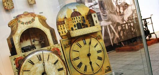 Dřevěné píšťalové hodiny či orloje z německého Schwarzwaldu vystavuje zlínské muzeum