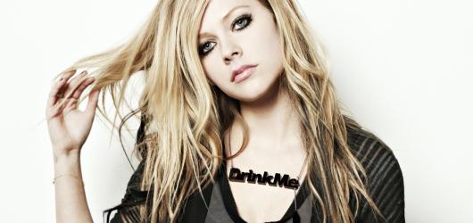 Březnové kulturní novinky: Avril Lavigne zpět na pódiu, Švejk i brutalismus