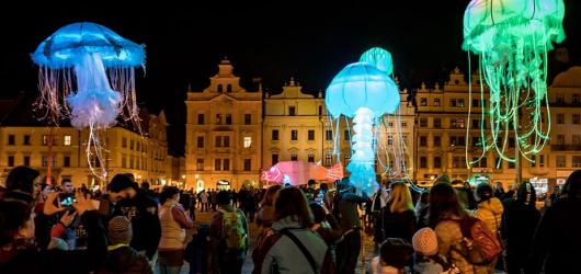 Kulturní jaro v Plzeňském kraji: festival světla, psychologie masových vrahů i západočeský hudební nářez