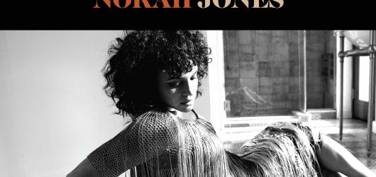 Nové album Norah Jones vás možná nezvedne ze židle, ale z podlahy by mohlo