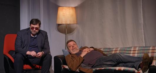 Gervaisův After Life zamířil z Netflixu také na prkna Divadla Na Jezerce