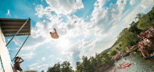 Srpnový High Jump uvítá skokany a skokanky z celého světa v lomu Hřiměždice