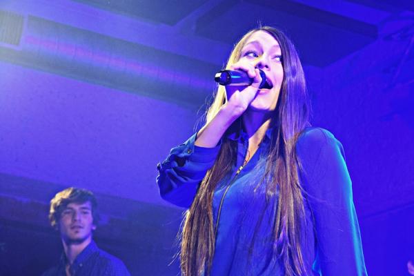 Jako předskokanka vystoupila Kateřina Marie Tichá s kapelou. Později se na pódium vrátila i s Jeleny, aby jim pomohla s několika písněmi. 