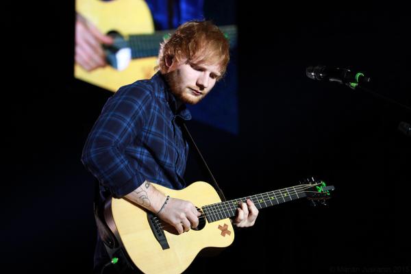 Skvělý Ed Sheeran nadchnul zpěvem i kytarou