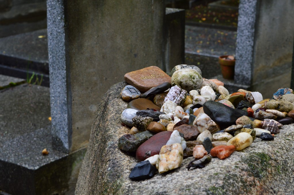 Zvyk pokládání kamenů na hroby a náhrobky zemřelých