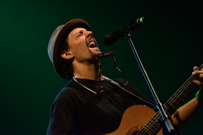 Držitel Grammy Jason Mraz zahrál v Praze. S sebou dovezl jen svou kytaru a výjimečné písničkářské umění 