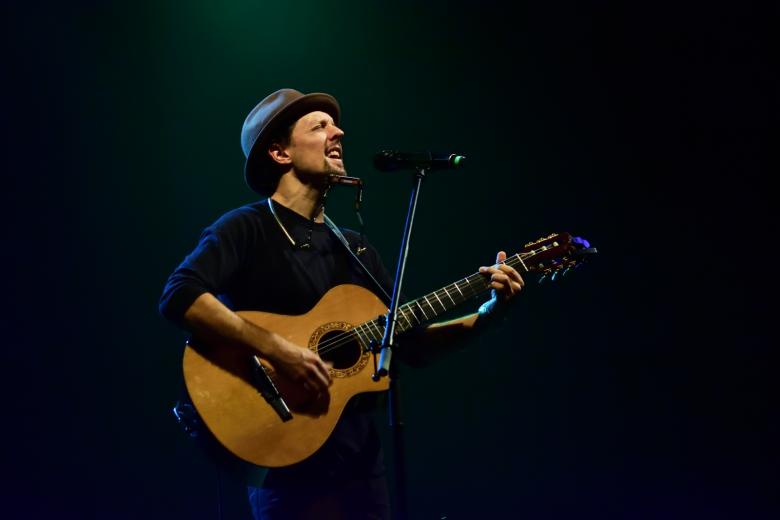 Držitel Grammy Jason Mraz zahrál v Praze. S sebou dovezl jen svou kytaru a výjimečné písničkářské umění 