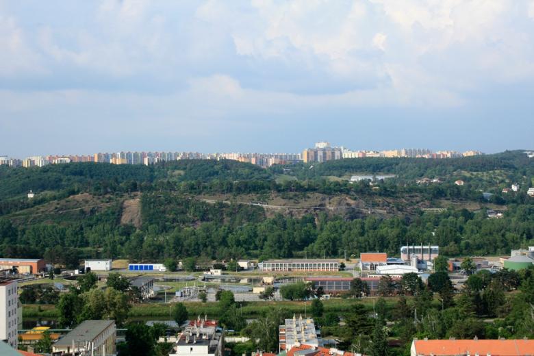 Pohled ze střešní terasy hotelu International na pražskou zoo a Bohnice. (Foto: Adam Skalník)